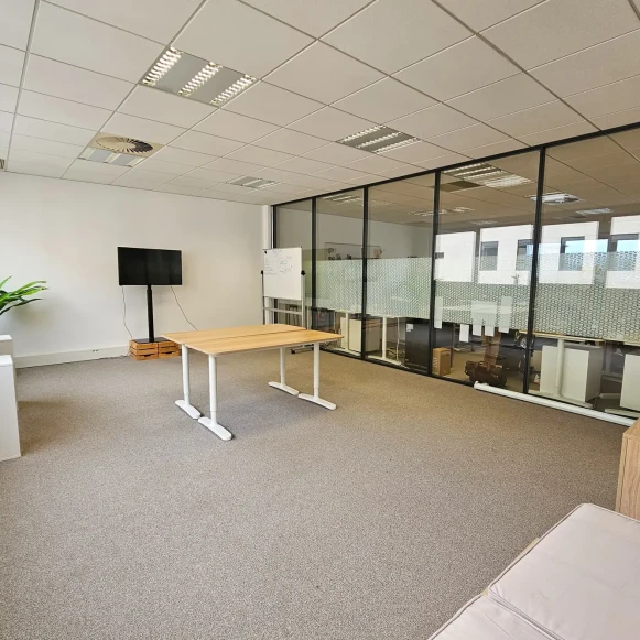 Bureau privé 35 m² 7 postes Location bureau Rue des Renouilleres Saint-Denis 93200 - photo 1