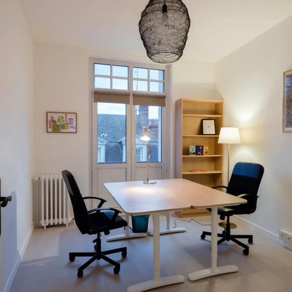 Bureau privé 15 m² 2 postes Coworking Rue d'Entraigues Tours 37000 - photo 1