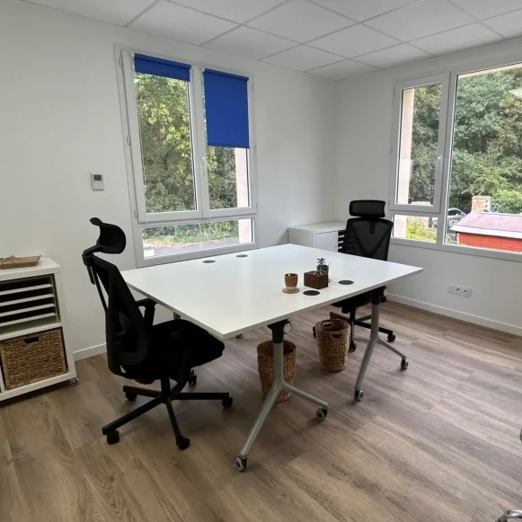 Bureau privé 13 m² 2 postes Coworking Rue du Mont Griffon Yerres 91330 - photo 1