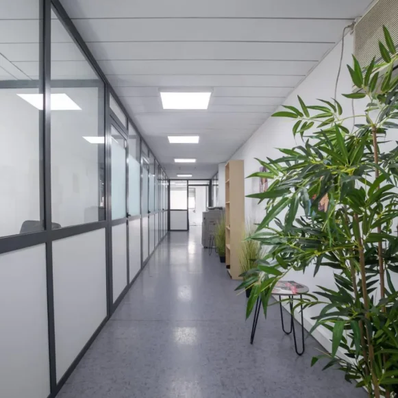 Bureau privé 10 m² 3 postes Location bureau Rue Rabelais Montreuil 93100 - photo 4