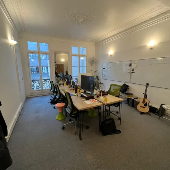 Bureau privé 25 m² 8 postes Coworking Rue du Helder Paris 75009 - photo 2