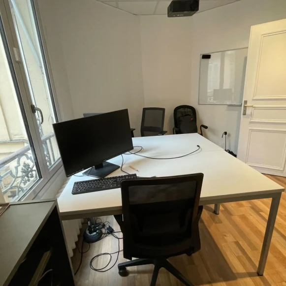 Bureau privé 8 m² 3 postes Location bureau Rue Saint-Lazare Paris 75009 - photo 1