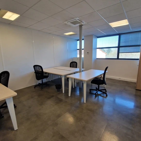 Bureau privé 35 m² 4 postes Coworking Square Benjamin Franklin Montigny-le-Bretonneux 78180 - photo 3