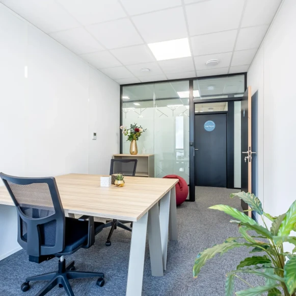 Bureau privé 13 m² 2 postes Location bureau Rue de la Martinellerie Trélazé 49800 - photo 1