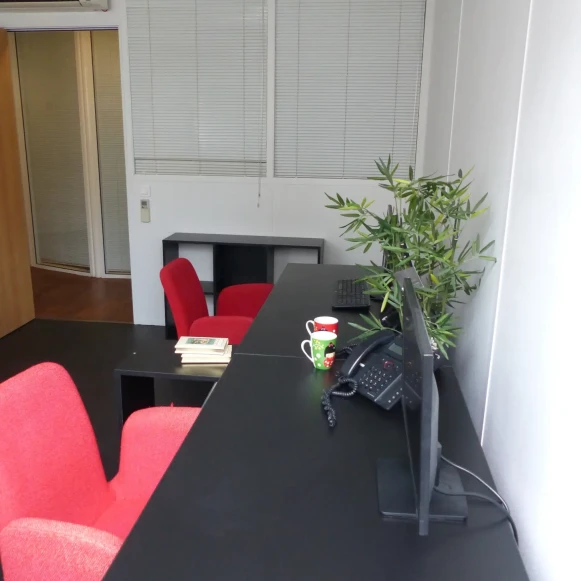 Bureau privé 15 m² 5 postes Coworking Rue de l'Église Paris 75015 - photo 2