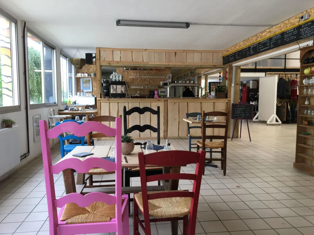 Open Space - 49100 - 2 postes - 180€