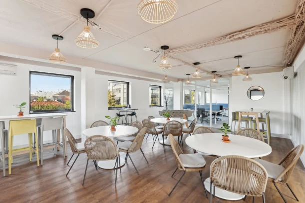 Open Space - 92500 - 10 postes - 290€