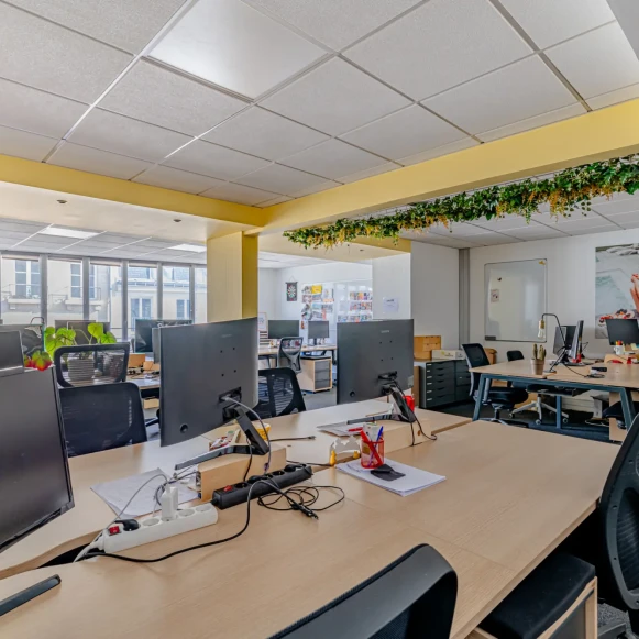 Bureau privé 70 m² 20 postes Location bureau Rue de Rochechouart Paris 75009 - photo 3