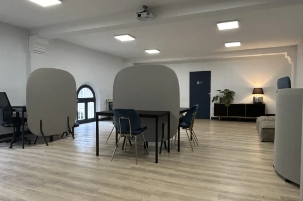 Open Space - 86000 - 12 postes - 150€