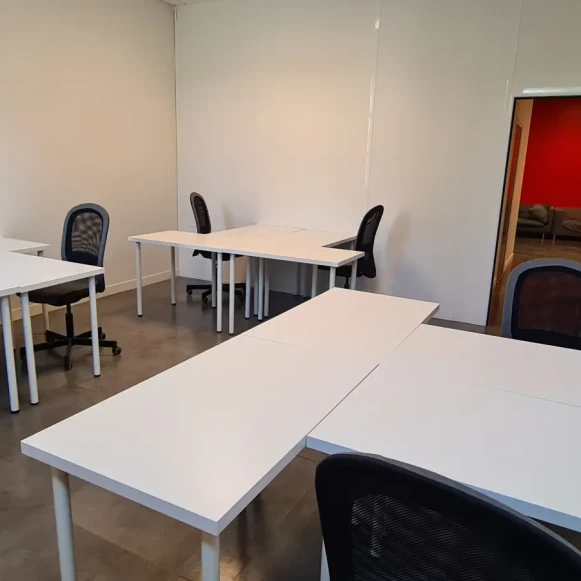 Bureau privé 23 m² 6 postes Coworking Square Benjamin Franklin Montigny-le-Bretonneux 78180 - photo 2