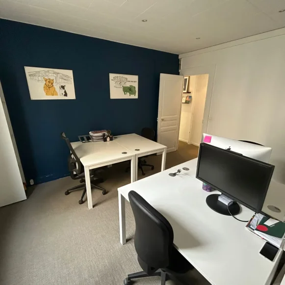 Bureau privé 16 m² 4 postes Location bureau Rue de Turbigo Paris 75001 - photo 1