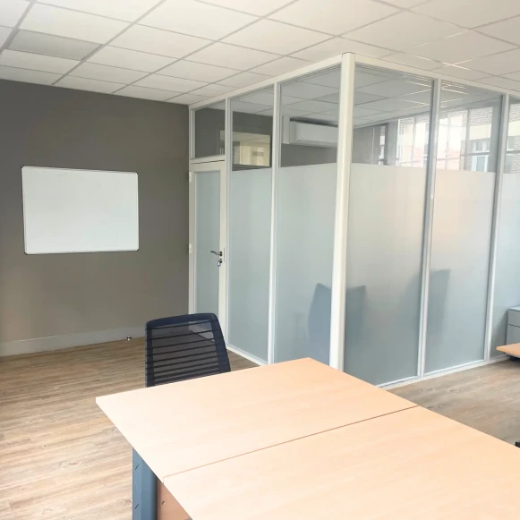 Bureau privé 30 m² 5 postes Coworking Place de la Gare Lille 59800 - photo 1