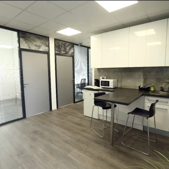 Bureau privé 13 m² 2 postes Coworking Rue Volta Alfortville 94140 - photo 3