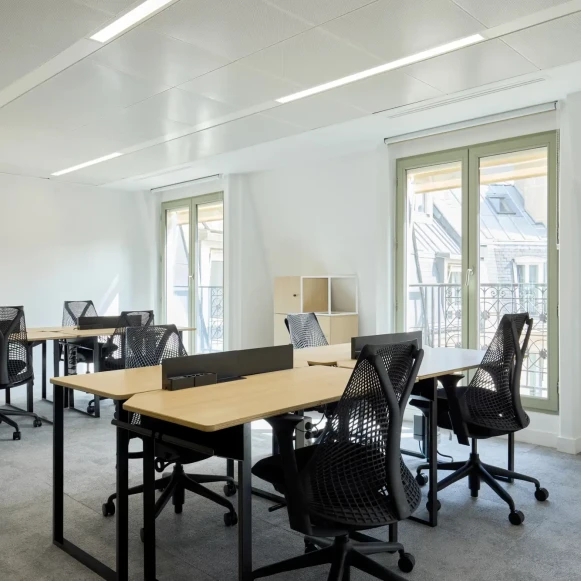 Bureau privé 31 m² 9 postes Coworking Rue du Général Foy Paris 75008 - photo 4