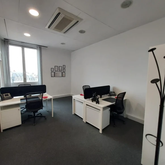 Bureau privé 20 m² 4 postes Coworking Cours du 30 Juillet Bordeaux 33000 - photo 2