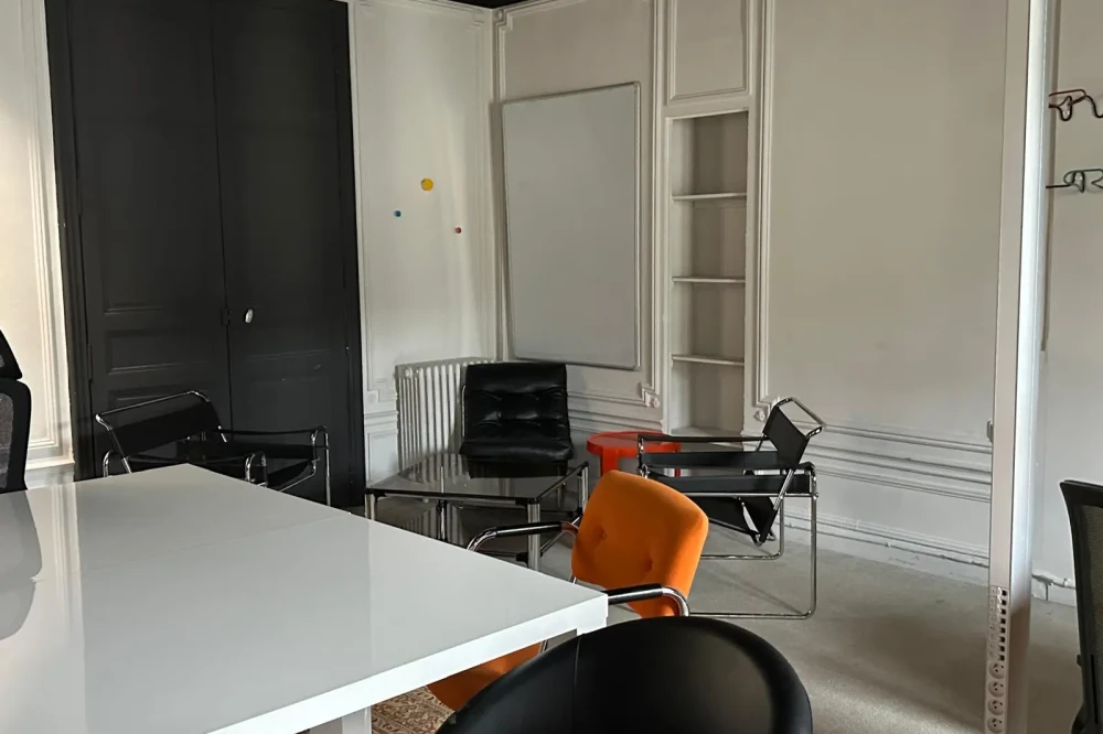 Open Space - 49000 - 10 postes - 350€