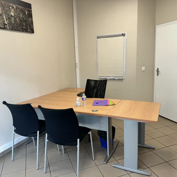 Bureau privé 13 m² 1 poste Location bureau Place du 11 Novembre 1918 Bobigny 93000 - photo 1