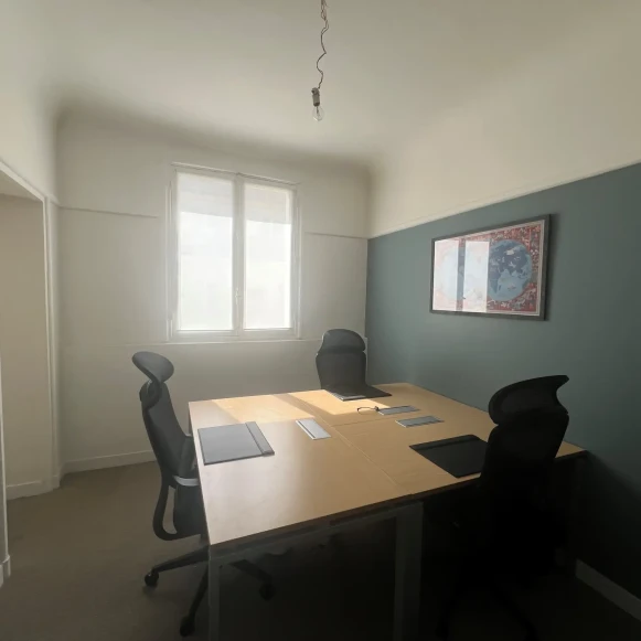 Bureau privé 12 m² 3 postes Location bureau Rue de Naples Paris 75008 - photo 2