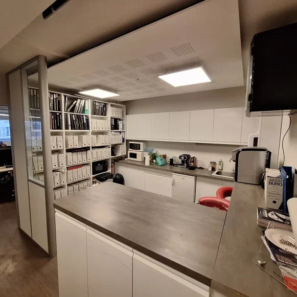 Bureau privé 25 m² 4 postes Location bureau Rue de Saussure Paris 75017 - photo 6