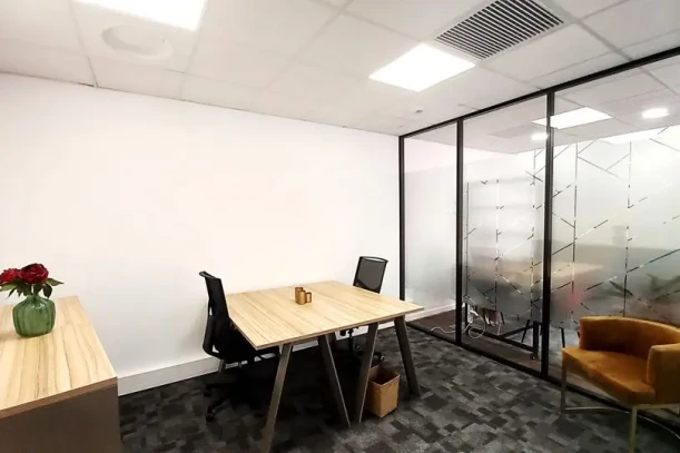 Bureau privé - 06560 - 2 postes - 676€