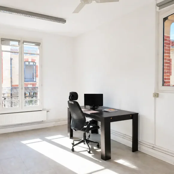Bureau privé 21 m² 4 postes Location bureau Allée des Parfumeurs Nanterre 92000 - photo 1