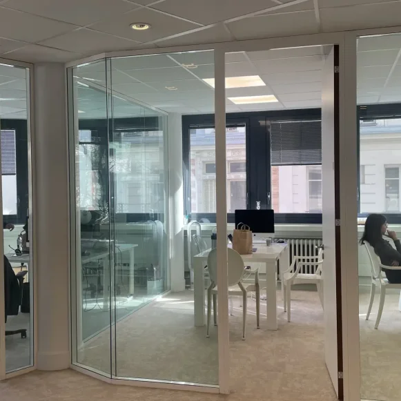Bureau privé 10 m² 2 postes Coworking Avenue de Villiers Paris 75017 - photo 1