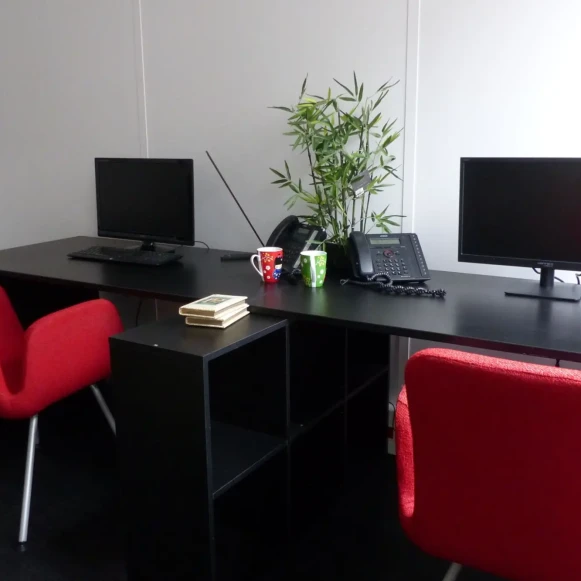 Bureau privé 15 m² 5 postes Coworking Rue de l'Église Paris 75015 - photo 1