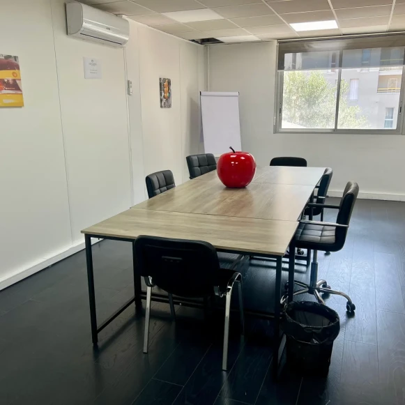 Bureau privé 25 m² 6 postes Coworking Rue Rabelais Montreuil 93100 - photo 1