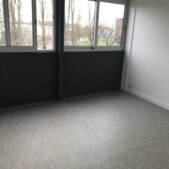 Bureau privé 26 m² 5 postes Coworking Avenue Blaise Pascal Morangis 91420 - photo 4