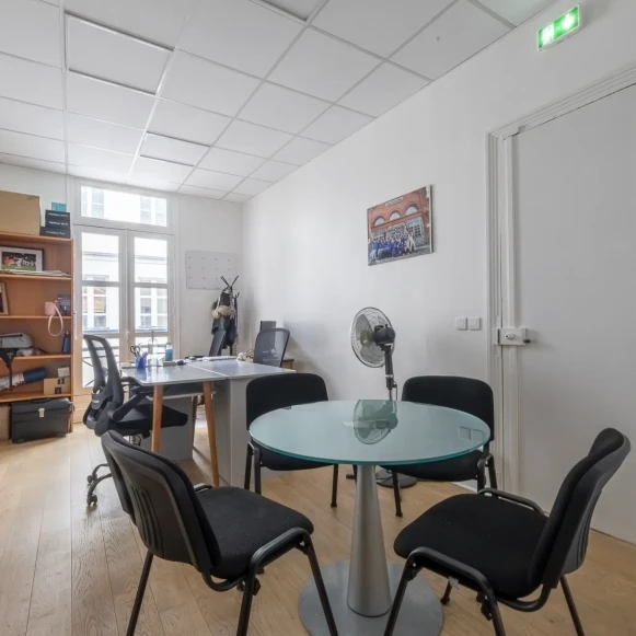 Bureau privé 20 m² 4 postes Location bureau Rue des Saussaies Paris 75008 - photo 5