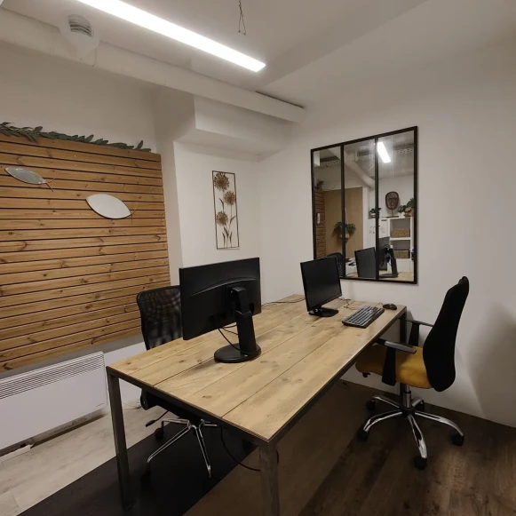 Bureau privé 10 m² 4 postes Coworking Rue du Cloître Saint-Merri Paris 75004 - photo 3