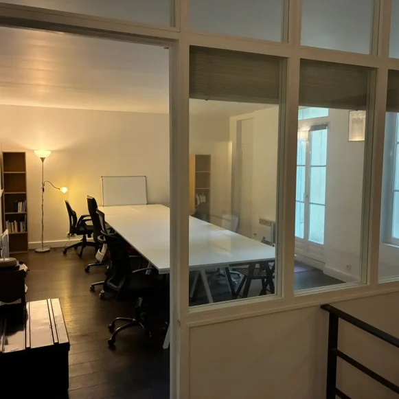 Espace indépendant 100 m² 9 postes Location bureau Rue Lamartine Paris 75009 - photo 3