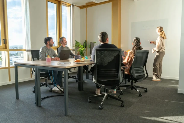 Bureau privé - 06200 - 8 postes - 2680€