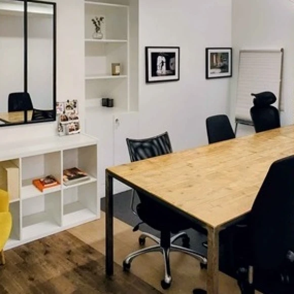 Bureau privé 12 m² 6 postes Location bureau Rue du Cloître Saint-Merri Paris 75004 - photo 1