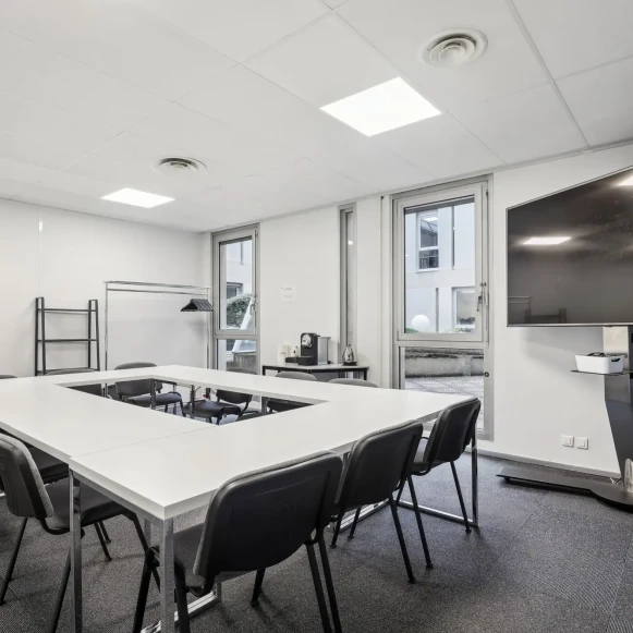 Bureau privé 14 m² 2 postes Coworking Rue des Frères Caudron Vélizy-Villacoublay 78140 - photo 2