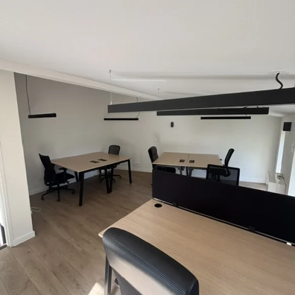 Bureau privé 22 m² 6 postes Coworking Rue Turenne Bordeaux 33000 - photo 2