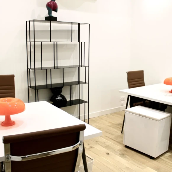 Bureau privé 20 m² 4 postes Coworking Rue Bichat Paris 75010 - photo 3