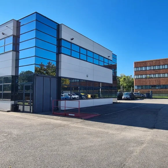 Bureau privé 23 m² 6 postes Location bureau Square Benjamin Franklin Montigny-le-Bretonneux 78180 - photo 9
