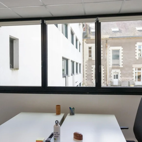 Bureau privé 15 m² 3 postes Coworking Rue Paul Bellamy Nantes 44000 - photo 2