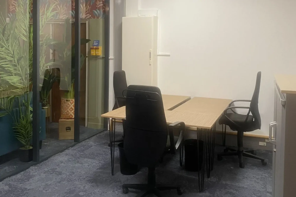 Bureau privé - 13002 - 3 postes - 1215€