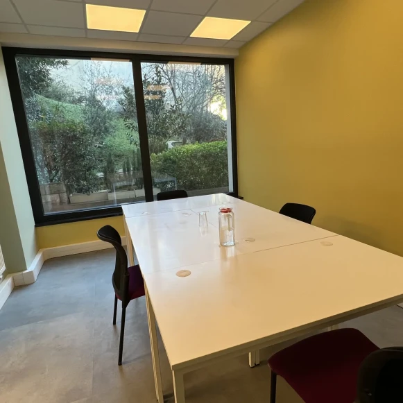 Bureau privé 15 m² 4 postes Coworking Rue de la Folie-Regnault Paris 75011 - photo 2