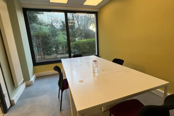 Bureau privé - 75011 - 4 postes - 1900€